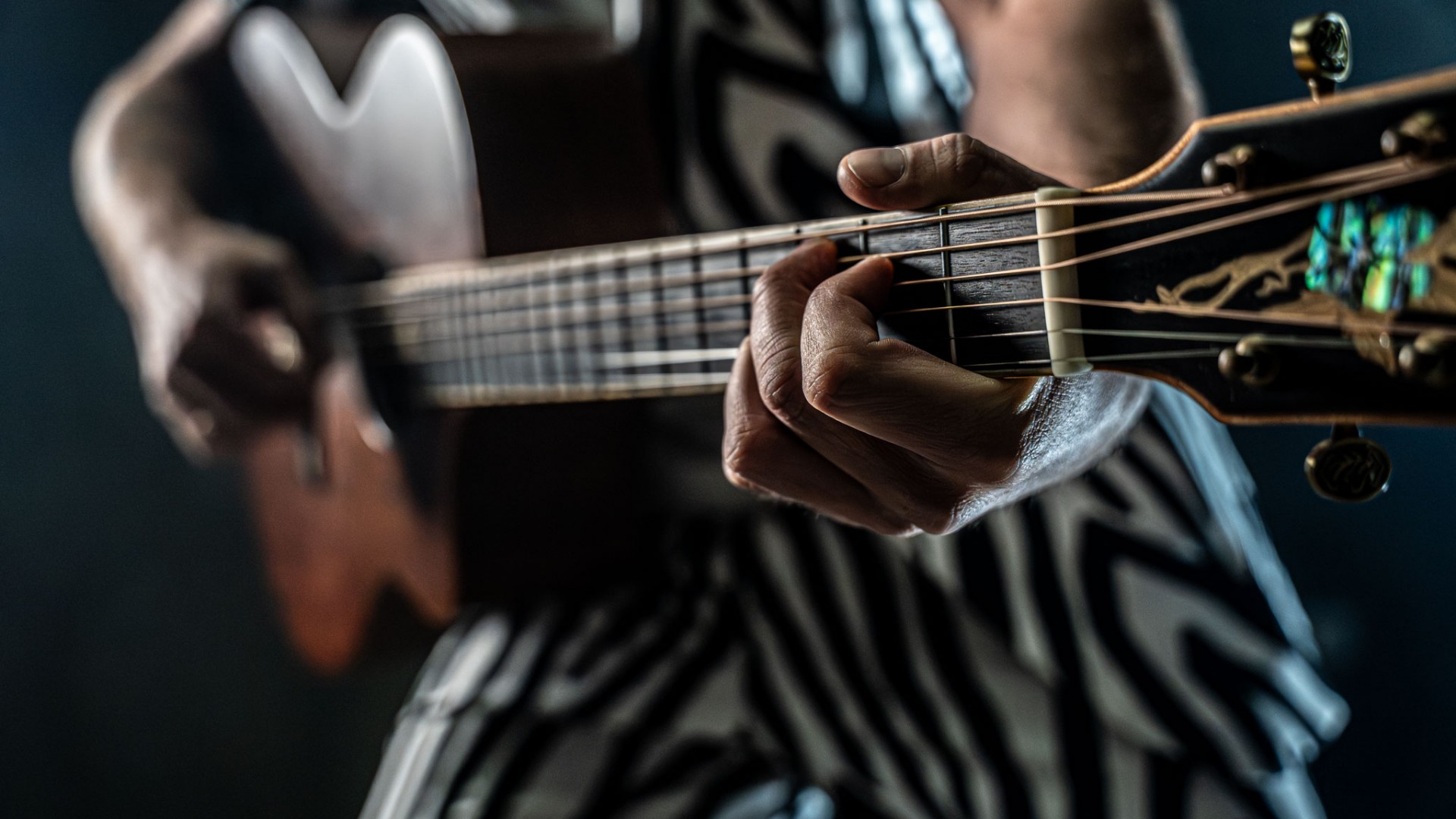 Musiker spielt Akustikgitarre